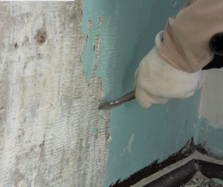 Lire la suite à propos de l’article Comment enlever la colle sur un mur avant de peindre ?