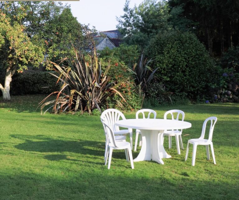 Lire la suite à propos de l’article Comment rénover un salon de jardin en plastique ?