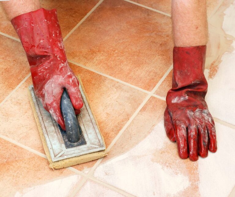 Lire la suite à propos de l’article Comment enlever de la peinture sur du carrelage ?