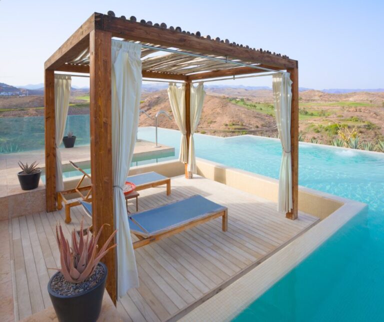 Lire la suite à propos de l’article Comment fixer des rideaux sur une pergola ?