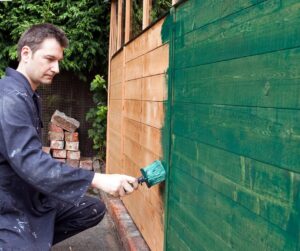 Lire la suite à propos de l’article Comment peindre un abri de jardin ?