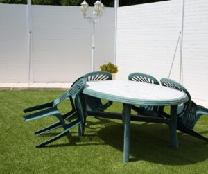 Lire la suite à propos de l’article Comment peindre une table de jardin en plastique ?