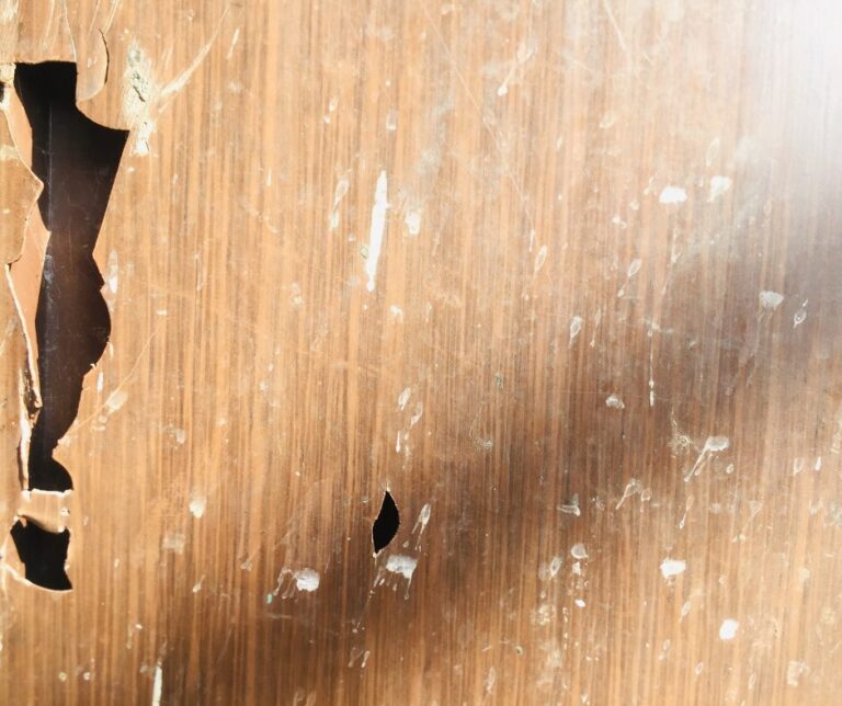 Lire la suite à propos de l’article Comment réparer un trou dans une porte en contreplaqué ?