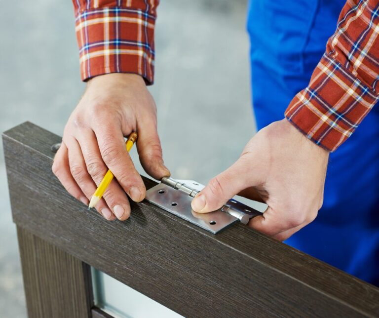Lire la suite à propos de l’article Comment réparer une charnière de porte de chambre ?