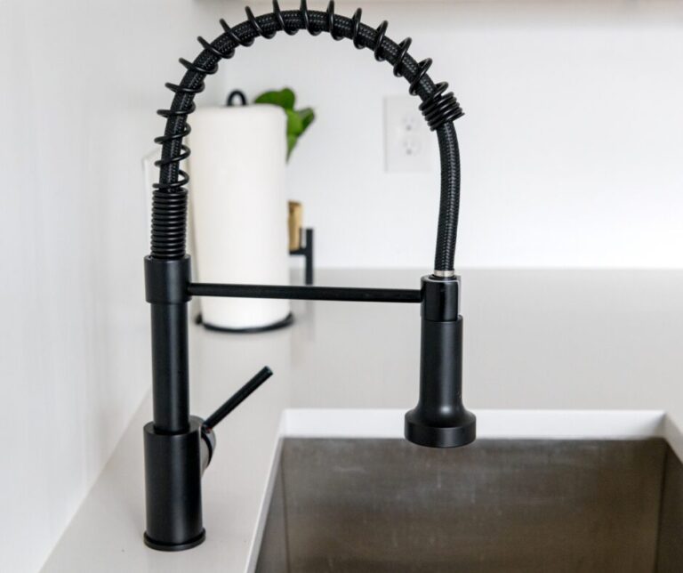 Lire la suite à propos de l’article Comment enlever le calcaire sur un évier en résine noir ?