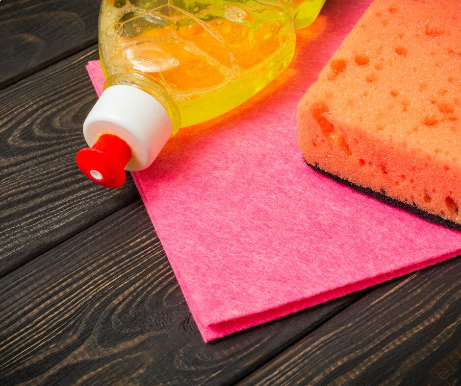 Nettoyez soigneusement la surface avec un chiffon propre et un détergent doux