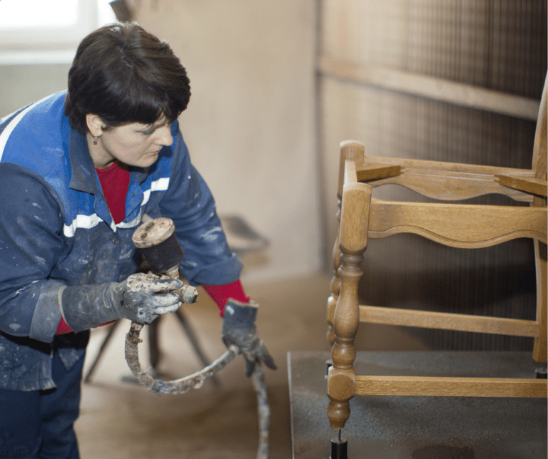 Lire la suite à propos de l’article Comment repeindre un meuble vernis ?