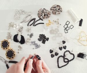 Lire la suite à propos de l’article Comment fabriquer des bijoux fantaisie ?