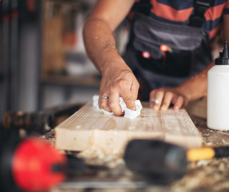 Comment coller du tissu sur du bois