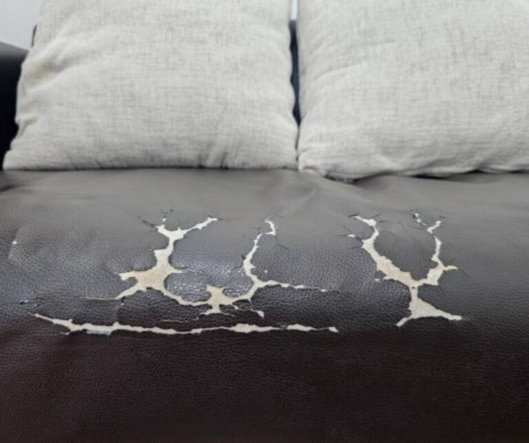 Comment réparer un canapé en tissu déchiré